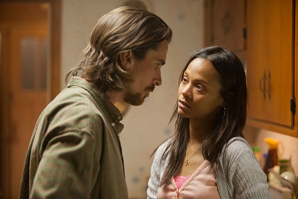 Russell Baze (Christian Bale) and Lena Taylor (Zoe Saldana)